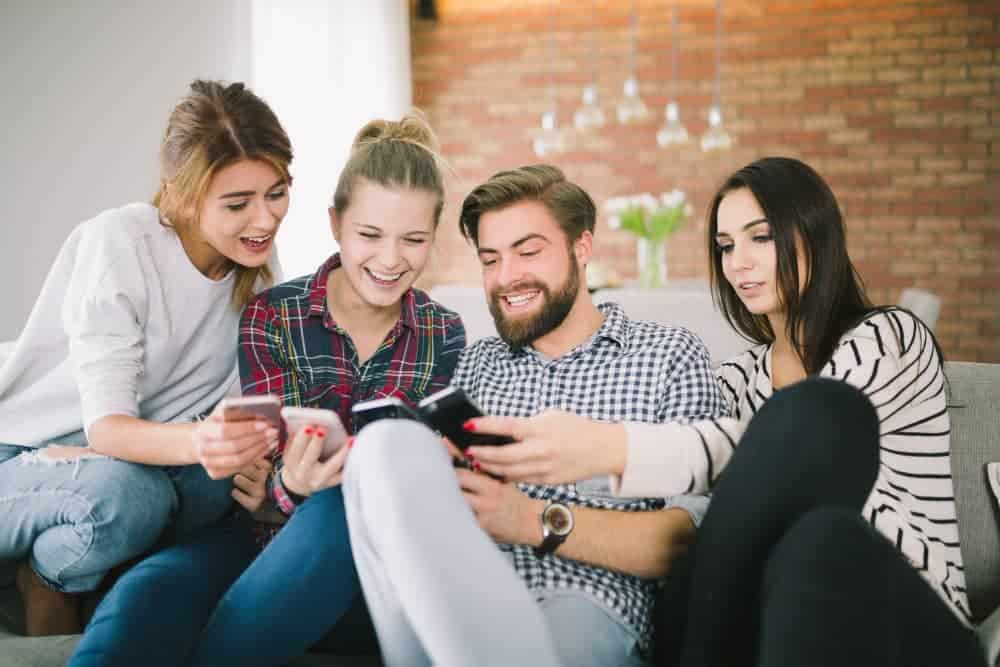 gente usando smartphones bonos telefonía móvil virtualtwin
